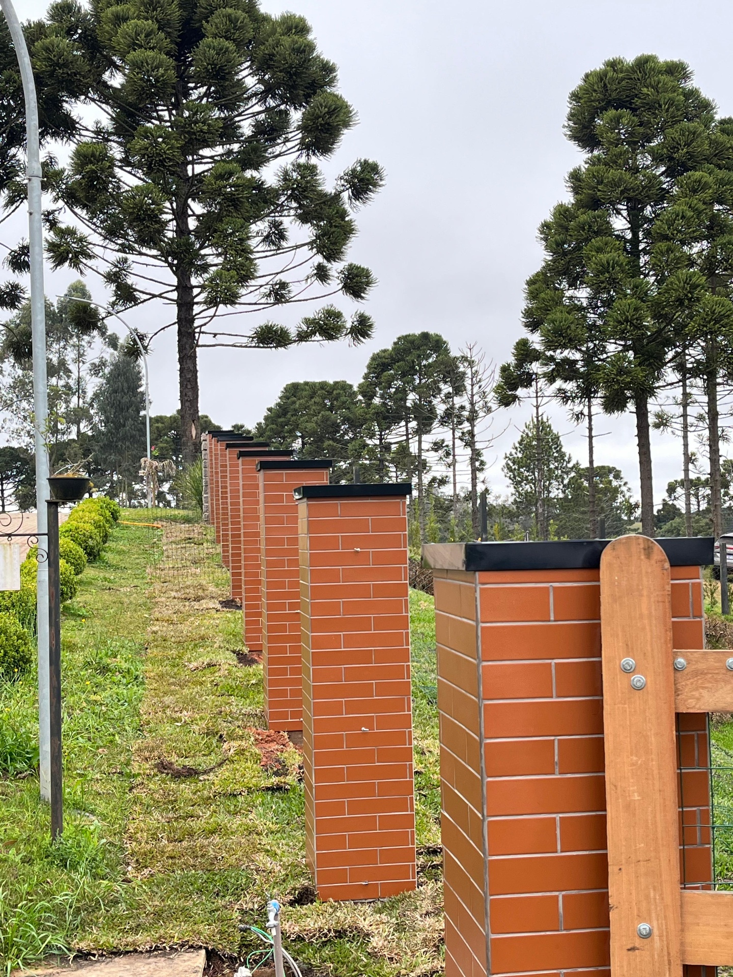 Calha de alumínio instalada em beiral de residência em Curitiba