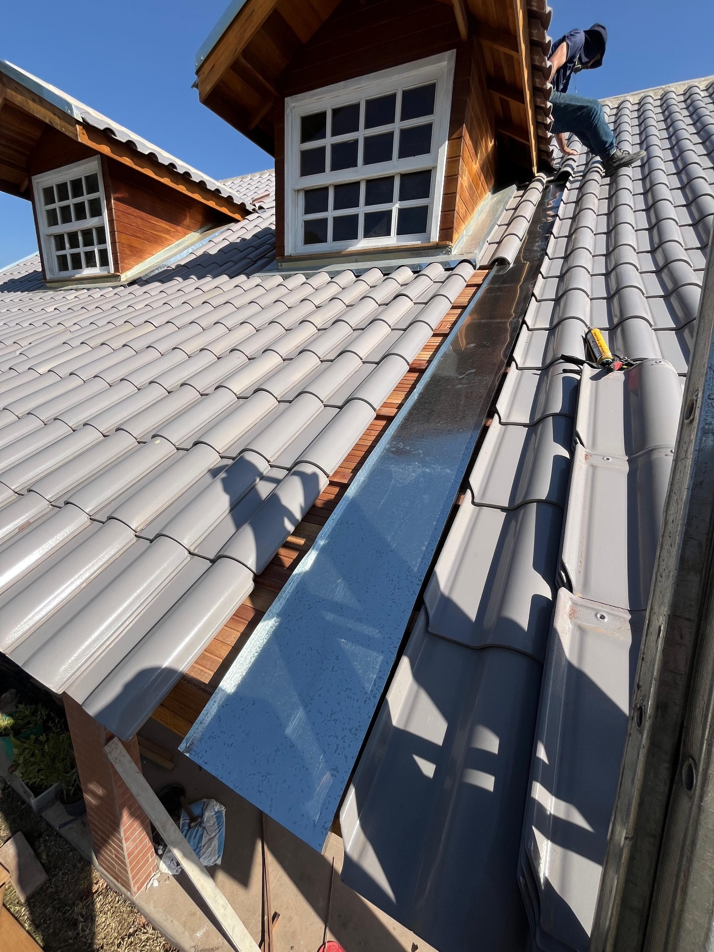 Telhado residencial em Curitiba após serviço da Construcalhas
